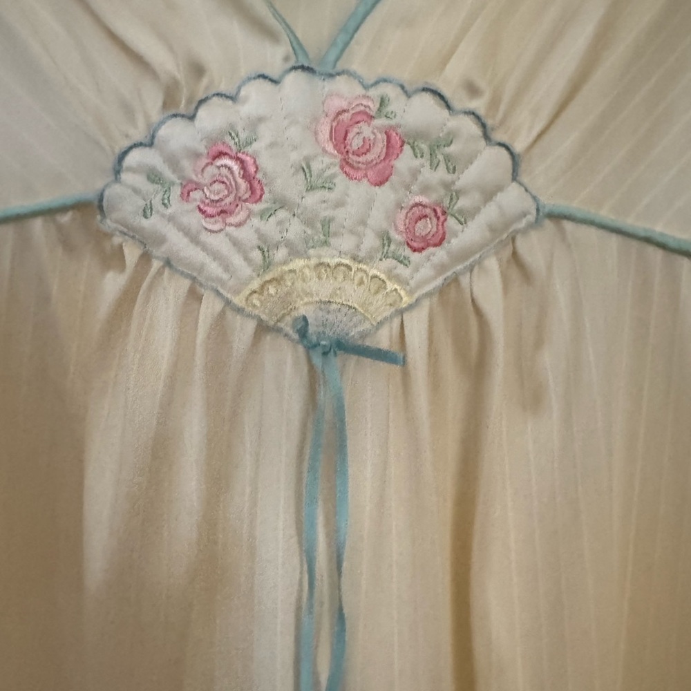 Lorraine Sz S Cream Nightgown with Floral Embroidery VGUC😊😊 - Picture 6 of 8